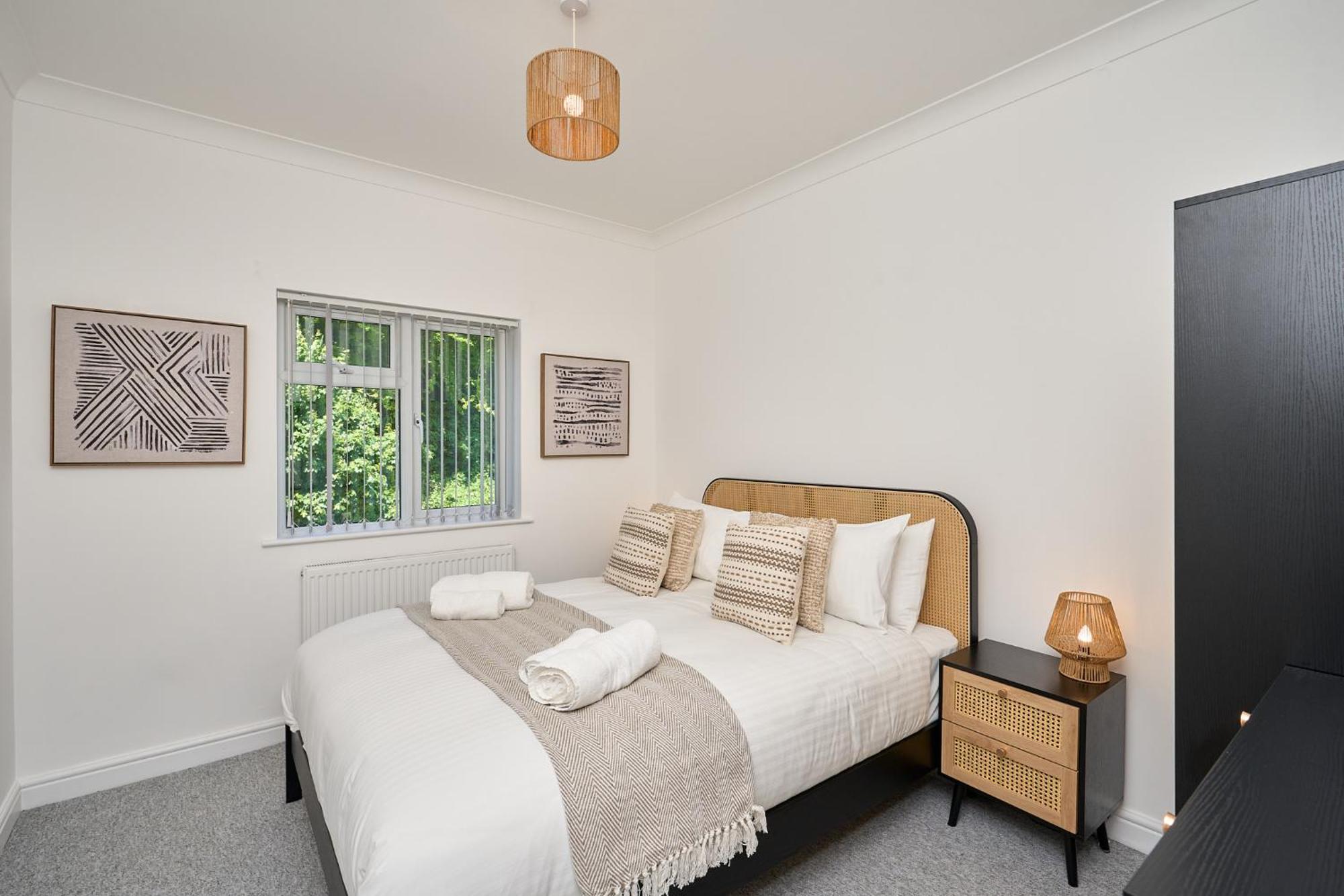 Spacious 1 Bed Apt - Stunning Views & Private Parking - 5 Mins To Beach - Dog Friendly - Close To Ventnor, Shanklin & Sandown - Ideal For Friends, Families & Business Travellers - Sleeps Up To 4 Guests - Managed By "Greenstay Serviced Accommodation" Bonchurch 外观 照片