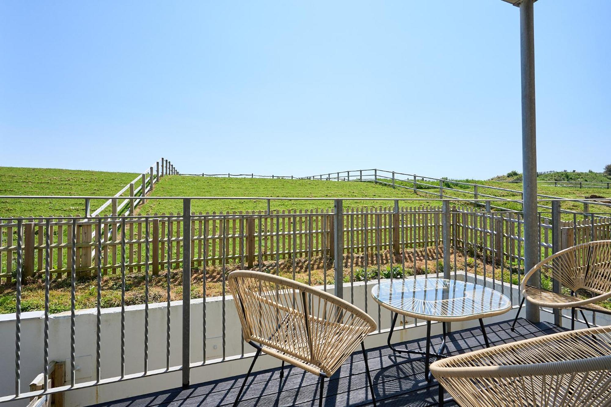 Spacious 1 Bed Apt - Stunning Views & Private Parking - 5 Mins To Beach - Dog Friendly - Close To Ventnor, Shanklin & Sandown - Ideal For Friends, Families & Business Travellers - Sleeps Up To 4 Guests - Managed By "Greenstay Serviced Accommodation" Bonchurch 外观 照片
