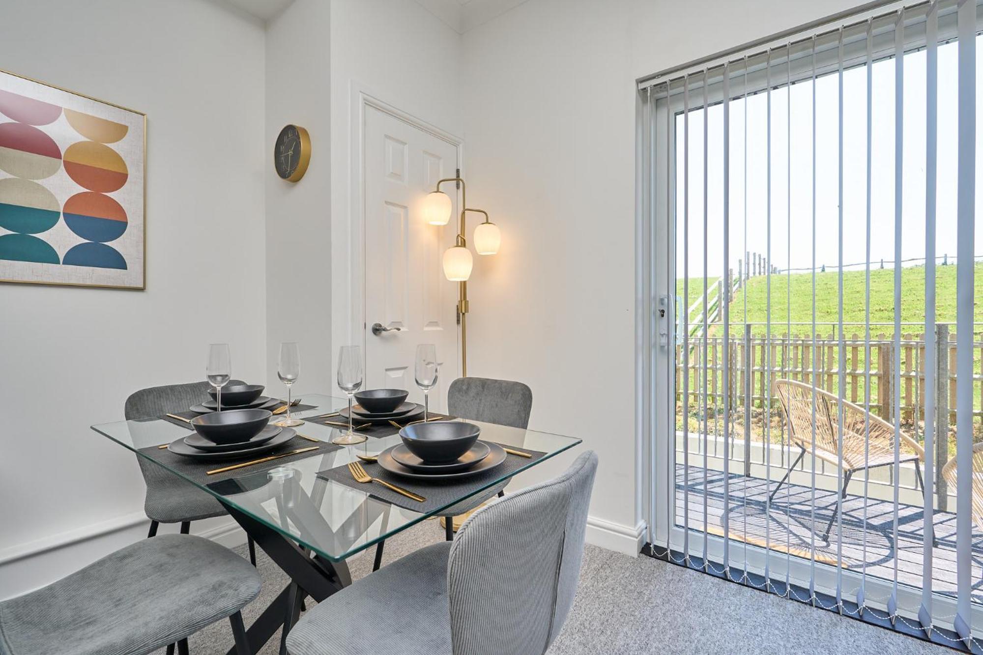 Spacious 1 Bed Apt - Stunning Views & Private Parking - 5 Mins To Beach - Dog Friendly - Close To Ventnor, Shanklin & Sandown - Ideal For Friends, Families & Business Travellers - Sleeps Up To 4 Guests - Managed By "Greenstay Serviced Accommodation" Bonchurch 外观 照片