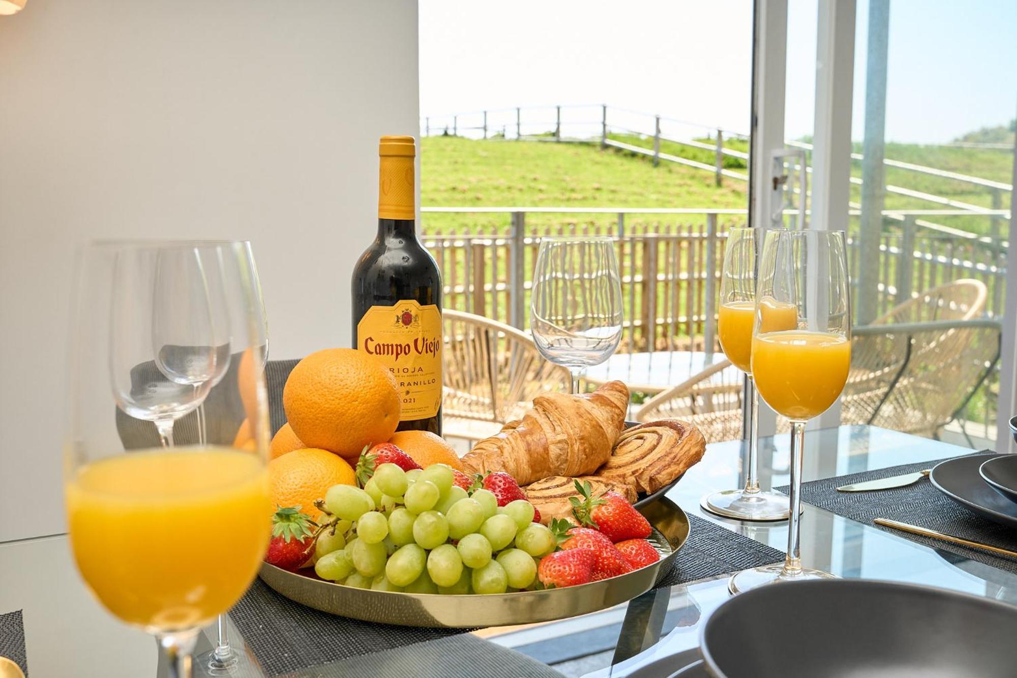 Spacious 1 Bed Apt - Stunning Views & Private Parking - 5 Mins To Beach - Dog Friendly - Close To Ventnor, Shanklin & Sandown - Ideal For Friends, Families & Business Travellers - Sleeps Up To 4 Guests - Managed By "Greenstay Serviced Accommodation" Bonchurch 外观 照片