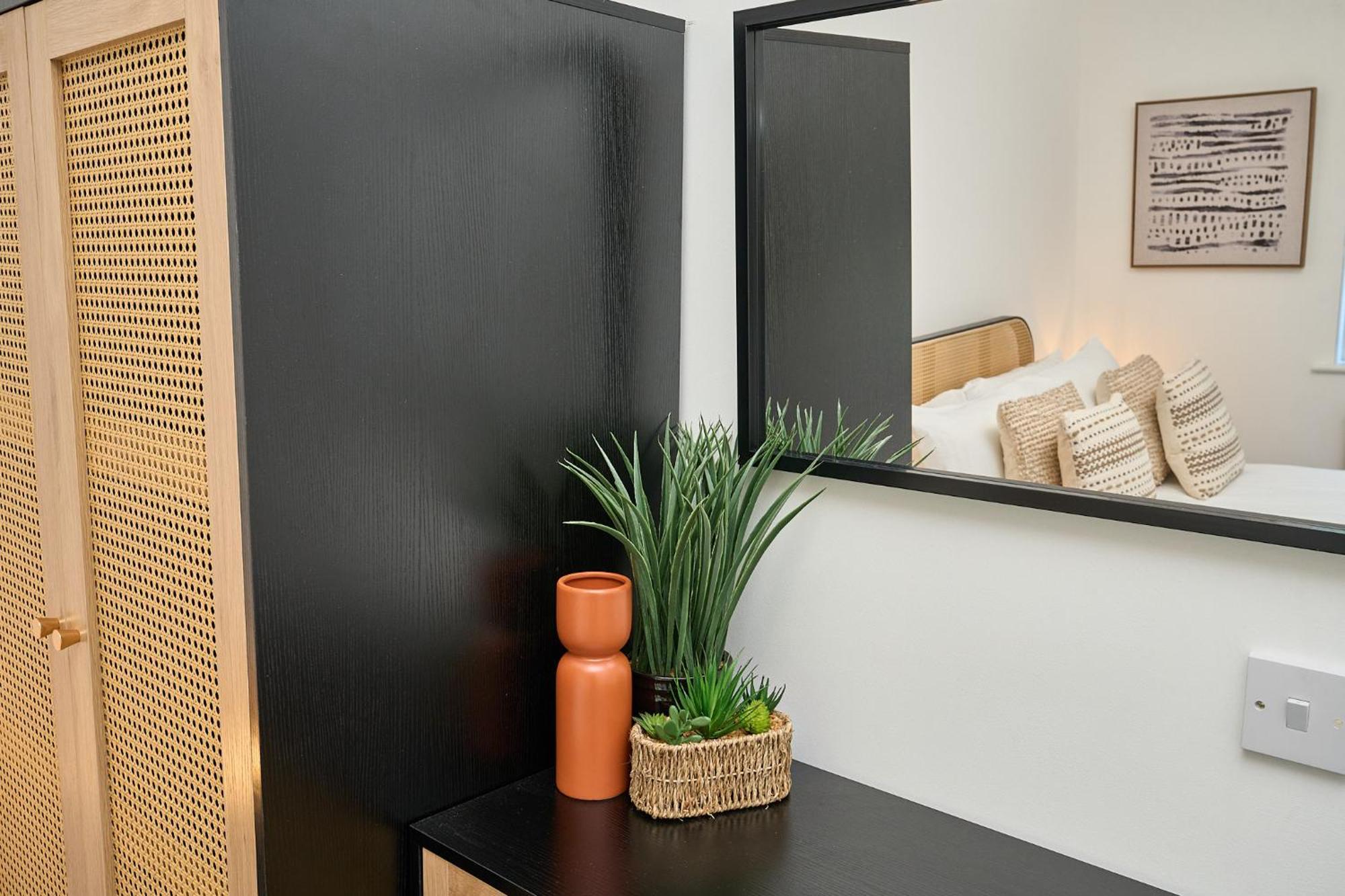 Spacious 1 Bed Apt - Stunning Views & Private Parking - 5 Mins To Beach - Dog Friendly - Close To Ventnor, Shanklin & Sandown - Ideal For Friends, Families & Business Travellers - Sleeps Up To 4 Guests - Managed By "Greenstay Serviced Accommodation" Bonchurch 外观 照片