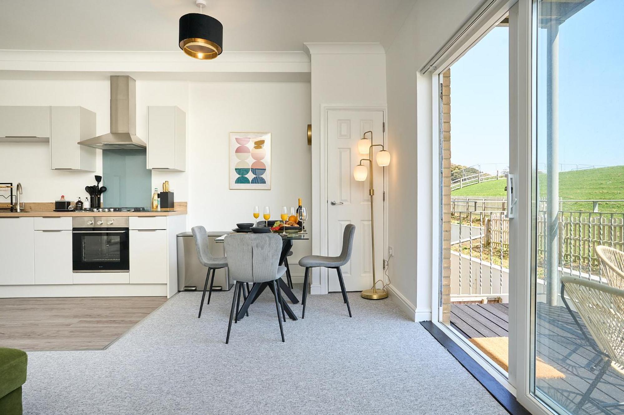Spacious 1 Bed Apt - Stunning Views & Private Parking - 5 Mins To Beach - Dog Friendly - Close To Ventnor, Shanklin & Sandown - Ideal For Friends, Families & Business Travellers - Sleeps Up To 4 Guests - Managed By "Greenstay Serviced Accommodation" Bonchurch 外观 照片