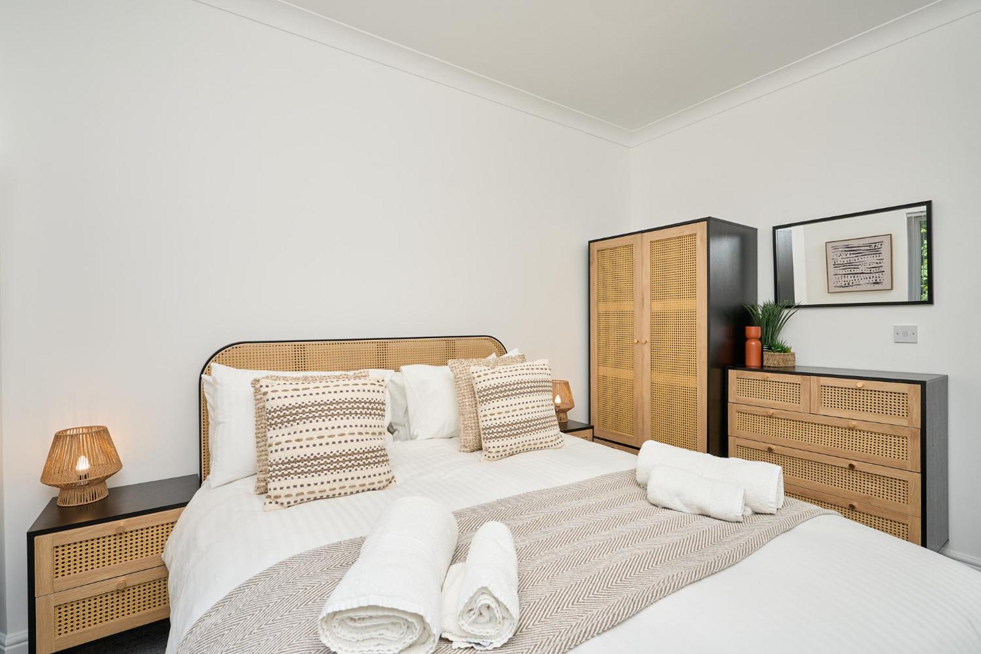 Spacious 1 Bed Apt - Stunning Views & Private Parking - 5 Mins To Beach - Dog Friendly - Close To Ventnor, Shanklin & Sandown - Ideal For Friends, Families & Business Travellers - Sleeps Up To 4 Guests - Managed By "Greenstay Serviced Accommodation" Bonchurch 外观 照片