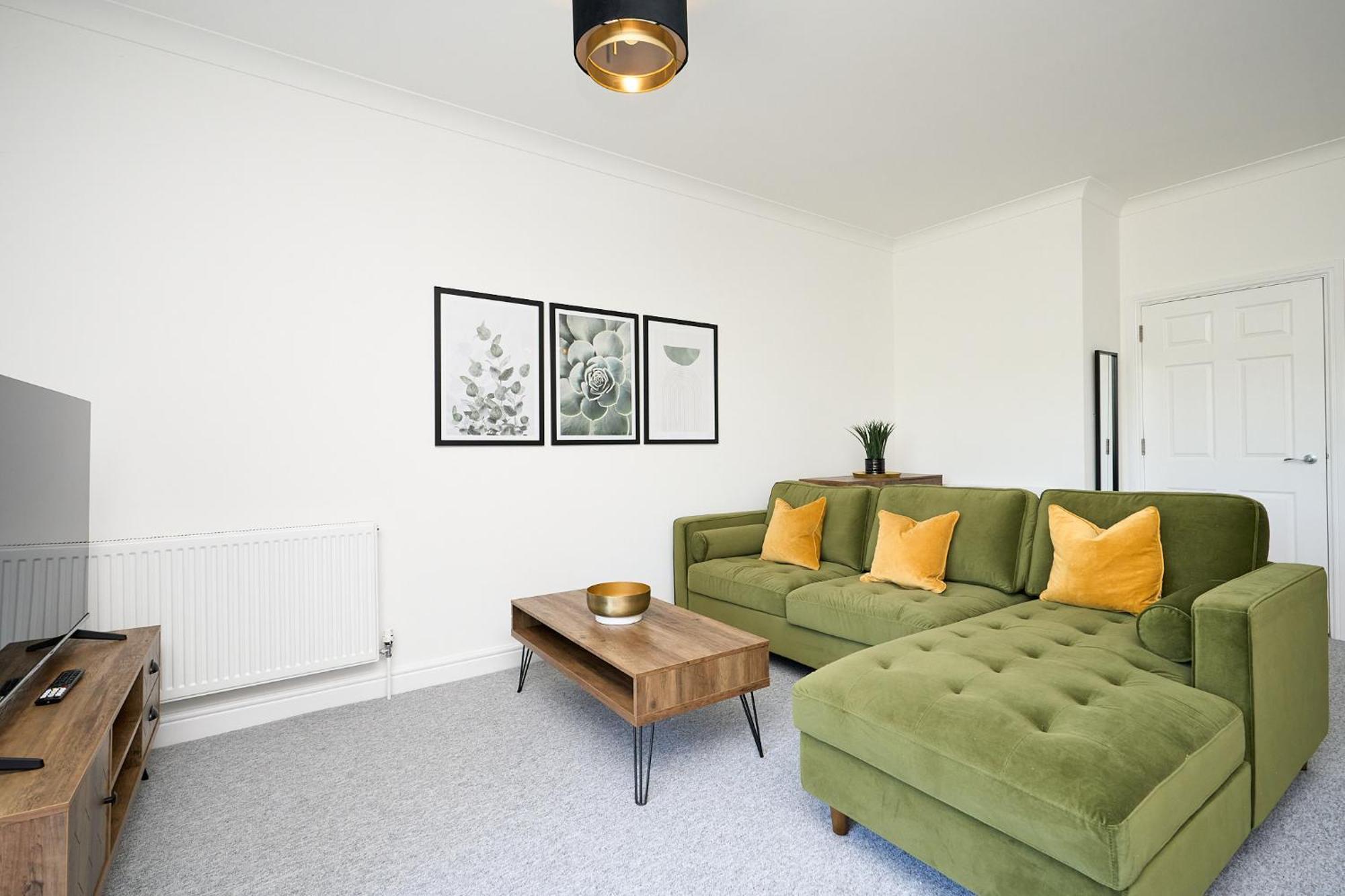 Spacious 1 Bed Apt - Stunning Views & Private Parking - 5 Mins To Beach - Dog Friendly - Close To Ventnor, Shanklin & Sandown - Ideal For Friends, Families & Business Travellers - Sleeps Up To 4 Guests - Managed By "Greenstay Serviced Accommodation" Bonchurch 外观 照片