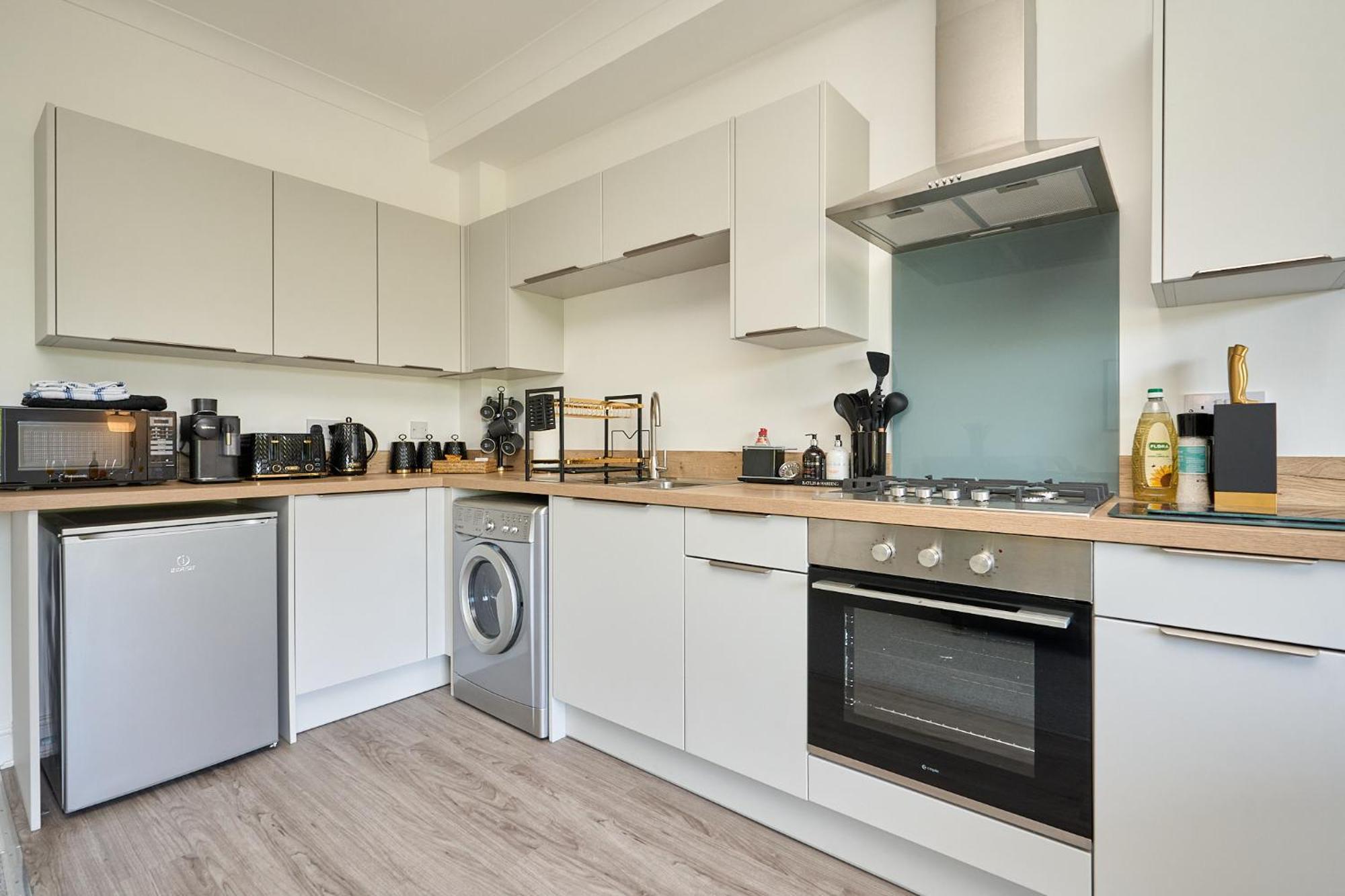 Spacious 1 Bed Apt - Stunning Views & Private Parking - 5 Mins To Beach - Dog Friendly - Close To Ventnor, Shanklin & Sandown - Ideal For Friends, Families & Business Travellers - Sleeps Up To 4 Guests - Managed By "Greenstay Serviced Accommodation" Bonchurch 外观 照片