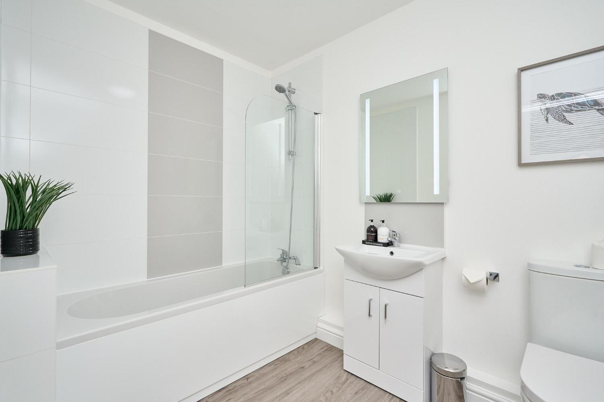 Spacious 1 Bed Apt - Stunning Views & Private Parking - 5 Mins To Beach - Dog Friendly - Close To Ventnor, Shanklin & Sandown - Ideal For Friends, Families & Business Travellers - Sleeps Up To 4 Guests - Managed By "Greenstay Serviced Accommodation" Bonchurch 外观 照片