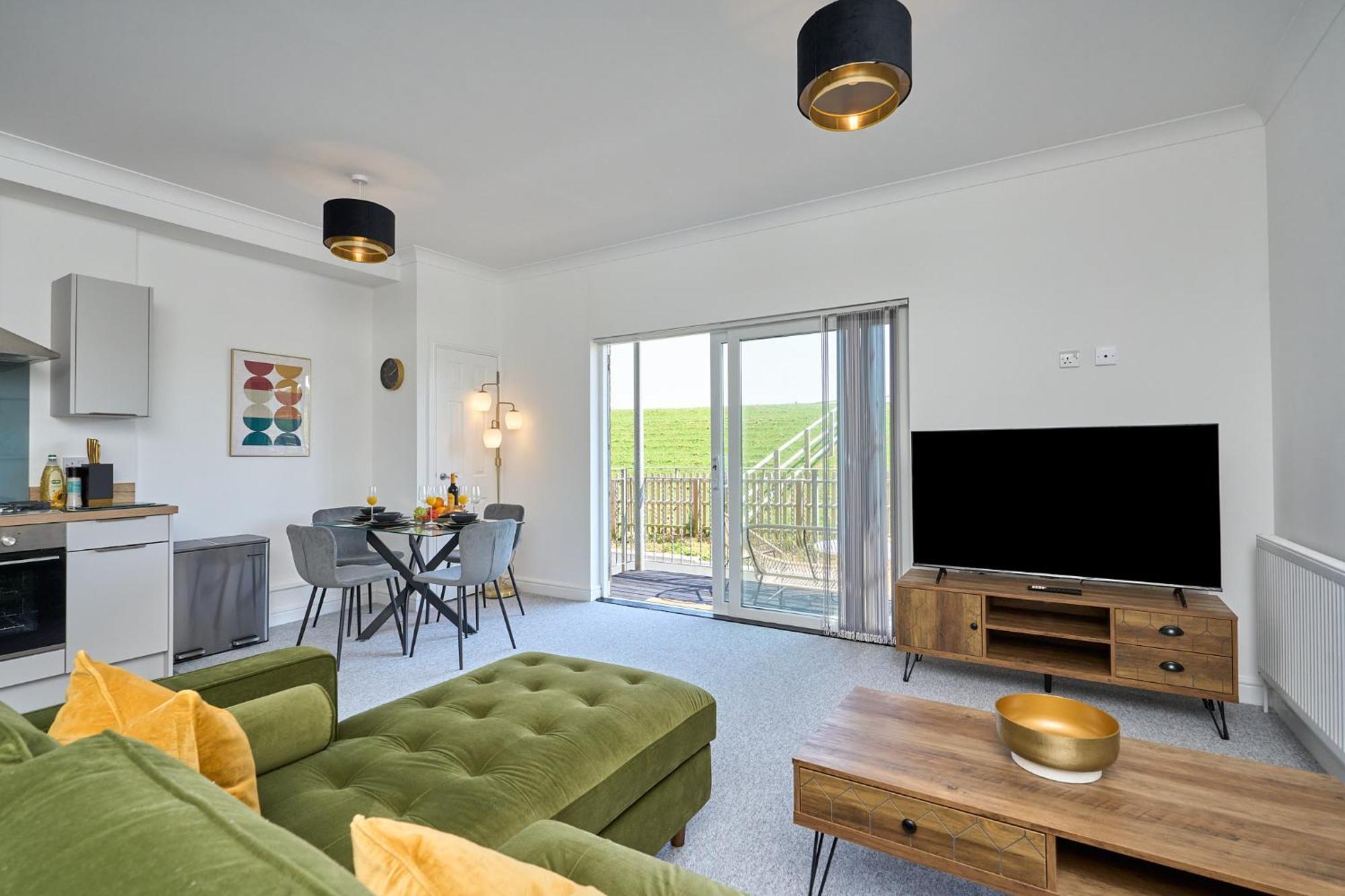 Spacious 1 Bed Apt - Stunning Views & Private Parking - 5 Mins To Beach - Dog Friendly - Close To Ventnor, Shanklin & Sandown - Ideal For Friends, Families & Business Travellers - Sleeps Up To 4 Guests - Managed By "Greenstay Serviced Accommodation" Bonchurch 外观 照片